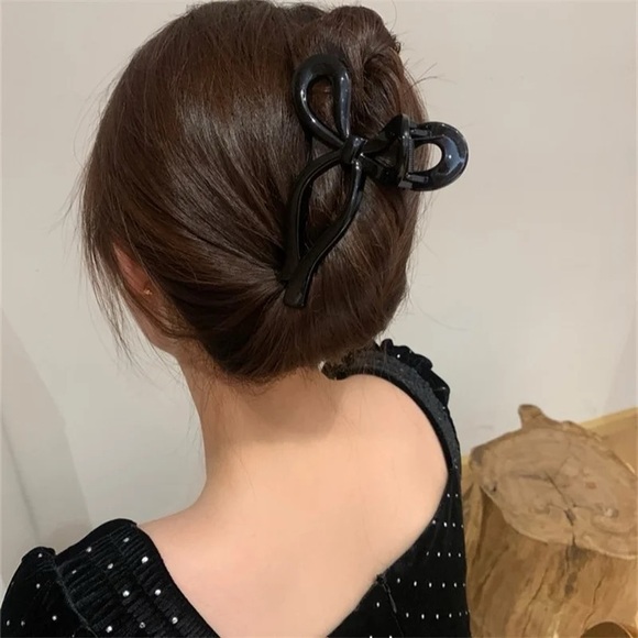 Add a touch of charm to your hairstyle with this adorable hair clip - Picture 3 of 3